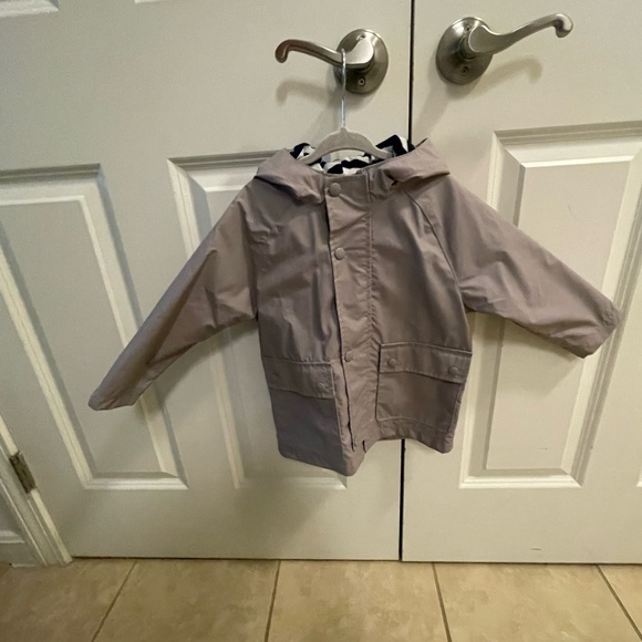 Gap 2years shark rain coat in perfect condition-like new - Picture 6 of 17